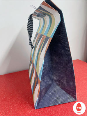 Poignée découpée avec des matrices de luxe de sac de papier de sucrerie de sacs d'emballage de cadeau d'arc de boutique