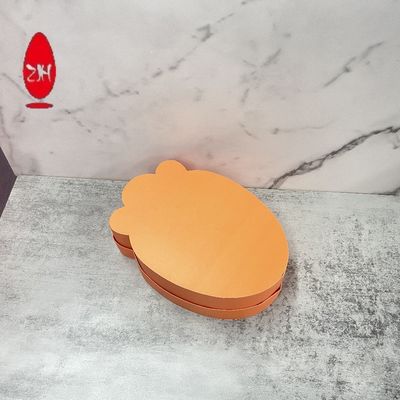 L'oeuf de pâques créatif a formé le couvercle et le fond de papier de boîte d'emballage de cadeau