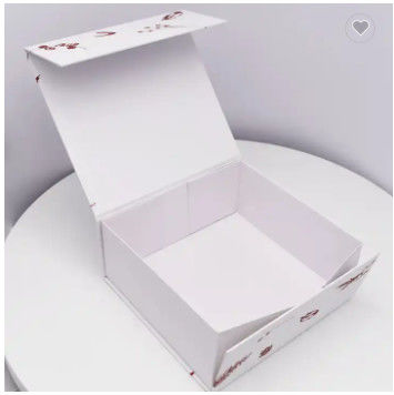 Le carton jetable biodégradable enferme dans une boîte le pliage magnétique de sous-vêtements faits main