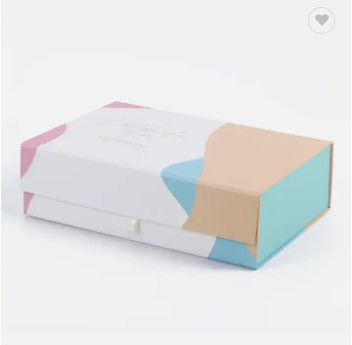 La taille adaptée aux besoins du client Logo Printing Magnetic Foldable Boxes pour le satin vêtx l'empaquetage